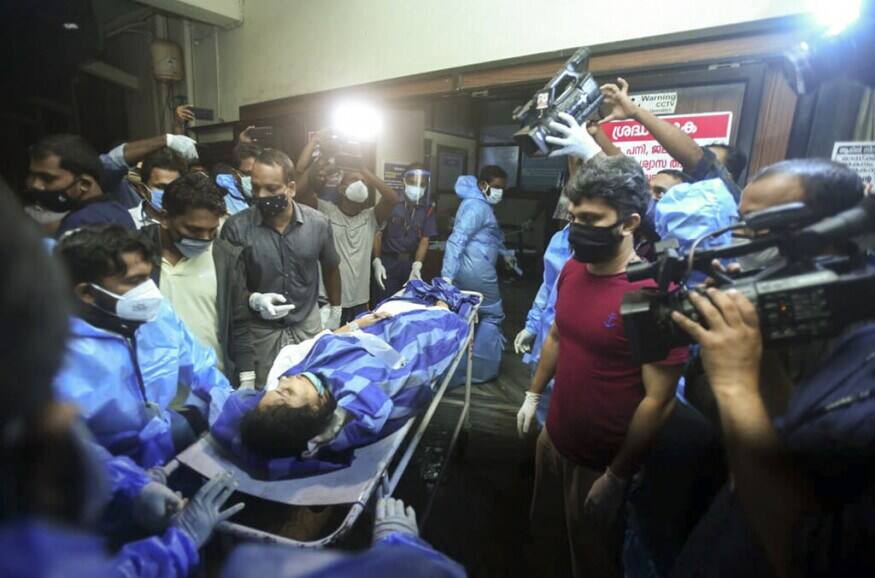 അപകടത്തിൽ പരിക്കേറ്റ സ്ത്രീയെ കോഴിക്കോട് മെഡിക്കൽ കോളജ് ആശുപത്രിയിലേക്ക് കൊണ്ടുവരുന്നു.