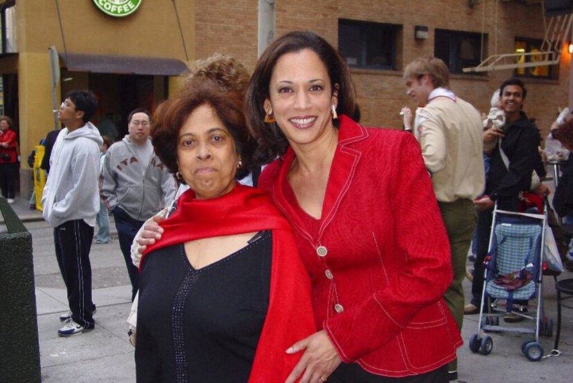  അമ്മയ്ക്കൊപ്പം.. (Kamala Harris campaign via AP)