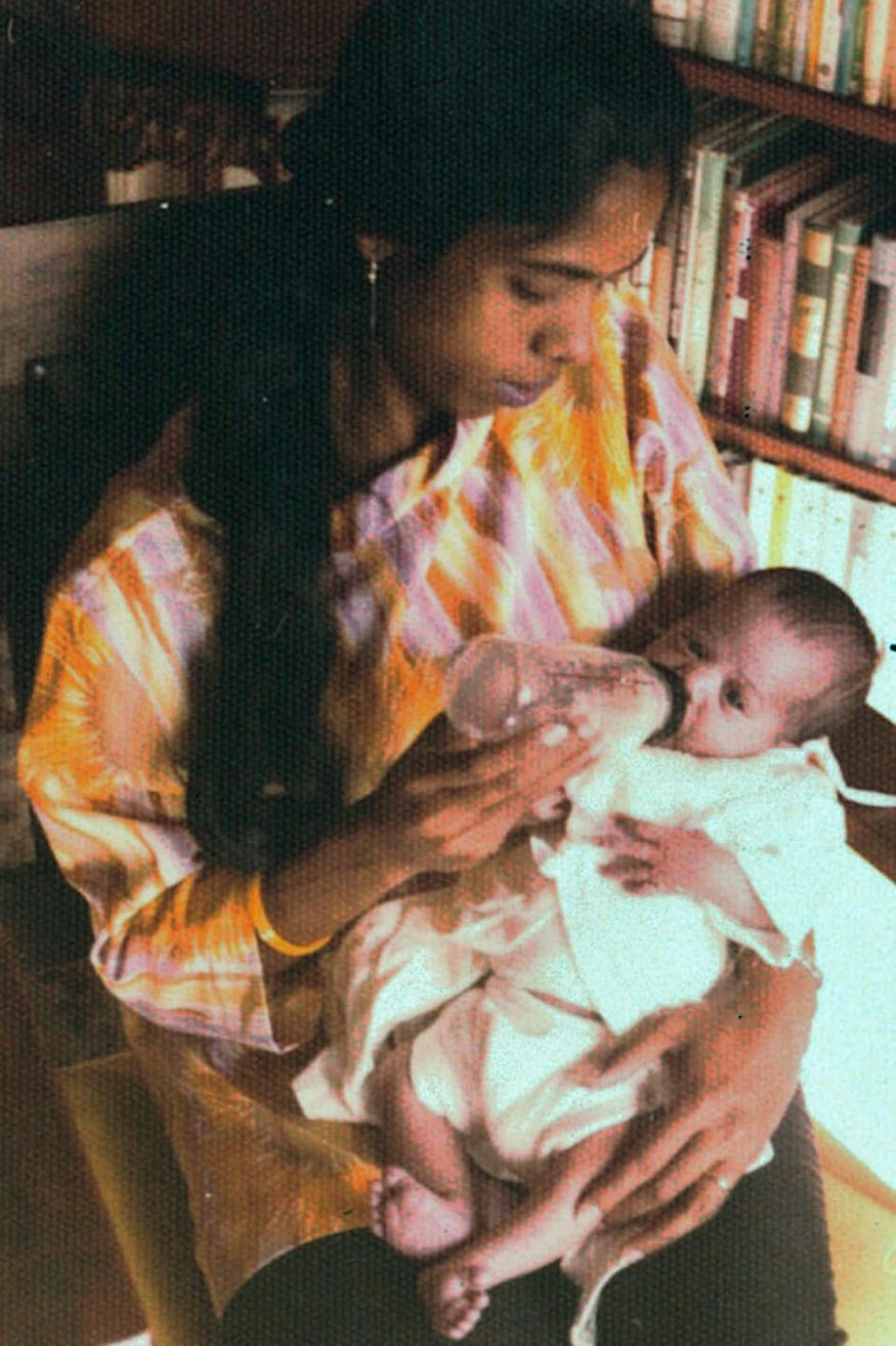  അമ്മ ശ്യാമള ഗോപാലനൊപ്പം കുഞ്ഞ് കമല . (Kamala Harris campaign via AP)