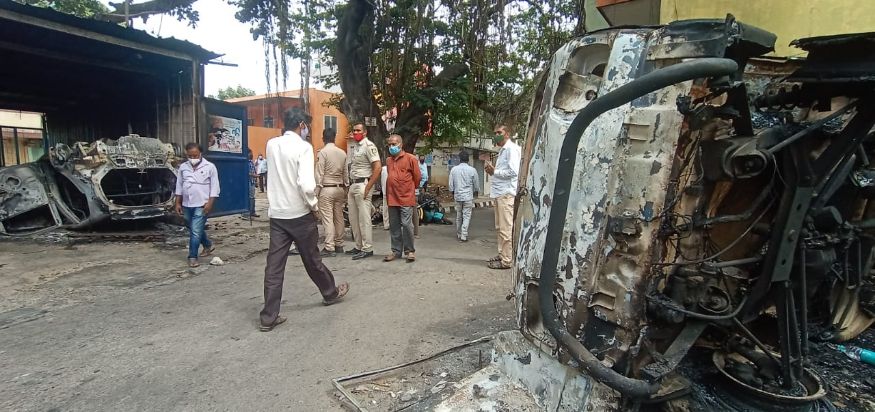  പുലർച്ചെ ഒരു മണിയോടെ പൊലീസ് കലാപം നിയന്ത്രിച്ചു. തുടർന്ന്, കുറ്റവാളികളെ കണ്ടെത്തി അറസ്റ്റ് ചെയ്യാനുള്ള ശ്രമത്തിലാണ് പൊലീസ് ഇപ്പോൾ (Image: Sudhakar/News18)