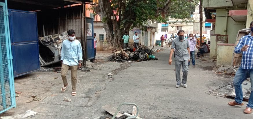  അക്രമാസക്തരായ ജനക്കൂട്ടം തീ കൊളുത്തിയ ഇരുചക്രവാഹനങ്ങൾ (Image: Sudhakar/News18)