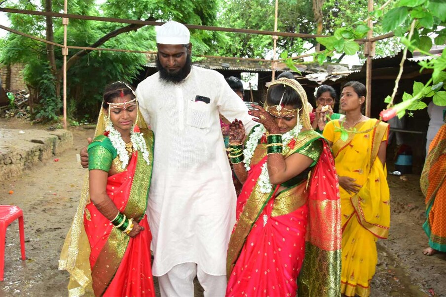  ഹിന്ദു വിവാഹ വേഷം ധരിച്ച യുവതികൾക്കൊപ്പം നിൽക്കുന്ന മുസ്ലിം യുവാവിന്റെ ചിത്രം സമൂഹമാധ്യമങ്ങളിൽ വൈറലായിരിക്കുകയാണ്. ബാബഭായ് പത്താൻ എന്ന യുവാവാണിത്. മതത്തിന്റെ പേരിൽ എത്രയൊക്കെ ഭിന്നിപ്പിക്കാൻ ശ്രമിച്ചാലും മാനവികതയുടെയും ദയയുടെയും ഉദാഹരണങ്ങൾ ചില മനുഷ്യരിലൂടെ എന്നും നിലനിൽക്കും എന്നതിന്റെ ഉദാഹരണമാണ് ഇദ്ദേഹം .