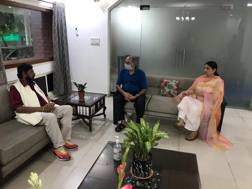  സാമൂഹിക നീതി വകുപ്പ് സഹമന്ത്രിയായ അത്താവലെ കഴിഞ്ഞ ദിവസം സുശാന്തിന്‍റെ വീട്ടിലെത്തി കു‌ടുംബാംഗങ്ങളുമായി നേരില്‍ സംസാരിച്ചിരുന്നു. ( ചിത്രം-ട്വിറ്റർ)