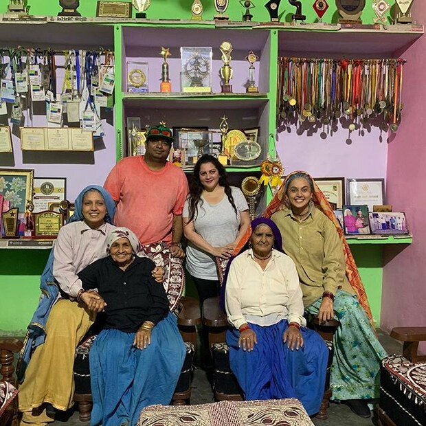 തൊട്ടടുത്ത വർഷം ഭൂമി പണ്ഡേക്കറിനൊപ്പം എത്തിയ സാണ്ട് കി ആങ്കിൽ ഇരു നായികമാരും പ്രേക്ഷകരെ അക്ഷരാർത്ഥത്തിൽ ഞെട്ടിച്ചു. ഷാർപ്പ് ഷൂട്ടർമാരായ രണ്ട് സ്ത്രീകളുടെ ബയോപ്പിക്കാണ് സാണ്ട് കി ആങ്ക്. യുവാക്കളായും വൃദ്ധരായും മികച്ച പ്രകടനമാണ് തപ്സിയും ഭൂമിയും ചിത്രത്തിൽ നടത്തിയത്. (Image:Taapsee Pannu/Instagram)