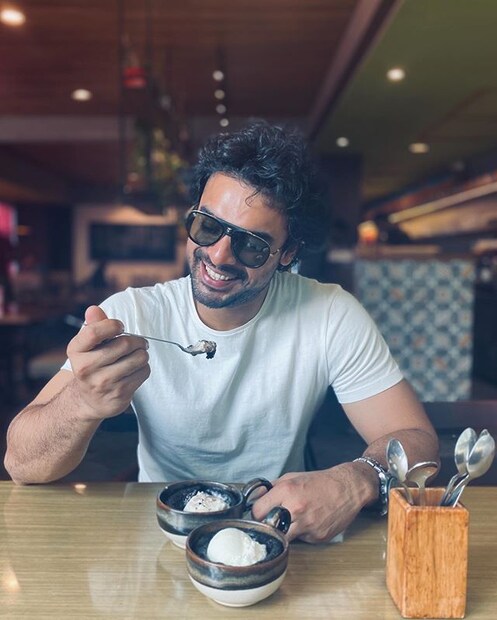  നാലോ അഞ്ചോ ദിവസം ടൊവിനോയ്ക്ക് ആശുപത്രിയിൽ തുടരേണ്ടി വരുമെന്ന് ആശുപത്രി വൃത്തങ്ങൾ അറിയിച്ചു. വയറിനുള്ളിലെ രക്തക്കുഴലിനേറ്റ മുറിവ് ഉണങ്ങാൻ തുടങ്ങിയതായി ഡോക്ടർമാർ അറിയിച്ചു.