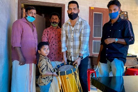 കുഞ്ഞുകൈകൾ കൊണ്ട് താളം പിടിച്ച അഭിഷേകിന് ചെണ്ട സമ്മാനിച്ച് ജയറാം കുഞ്ഞുകൈകൾ കൊണ്ട് താളം പിടിച്ച അഭിഷേകിന് ചെണ്ട സമ്മാനിച്ച് ജയറാം
