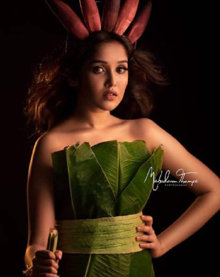 തമിഴിലും തിളങ്ങിനില്ക്കുന്ന അനിഖയുടെ ഫോട്ടോയ്ക്ക് ചിലര് മോശം കമന്റ് രേഖപ്പെടുത്തിയതിന് അടുത്തിടെ നടിയും മോഡലുമായ അഭിരാമി വെങ്കിടാചലം രൂക്ഷമായി പ്രതികരിച്ച് രംഗത്ത് എത്തിയിരുന്നു.