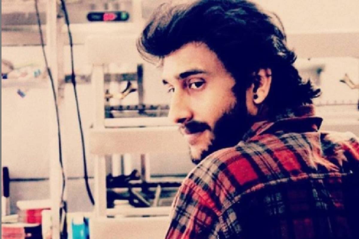 ക്വീൻ എന്ന ഒറ്റച്ചിത്രം കൊണ്ട് പ്രേക്ഷകരുടെ മനസ്സിൽ ഇടം നേടിയ ധ്രുവനാണിത്. ശേഷം ചിൽഡ്രൻസ് പാർക്ക് എന്ന ചിത്രത്തിലും വേഷമിട്ടു ക്വീൻ എന്ന ഒറ്റച്ചിത്രം കൊണ്ട് പ്രേക്ഷകരുടെ മനസ്സിൽ ഇടം നേടിയ ധ്രുവനാണിത്. ശേഷം ചിൽഡ്രൻസ് പാർക്ക് എന്ന ചിത്രത്തിലും വേഷമിട്ടു