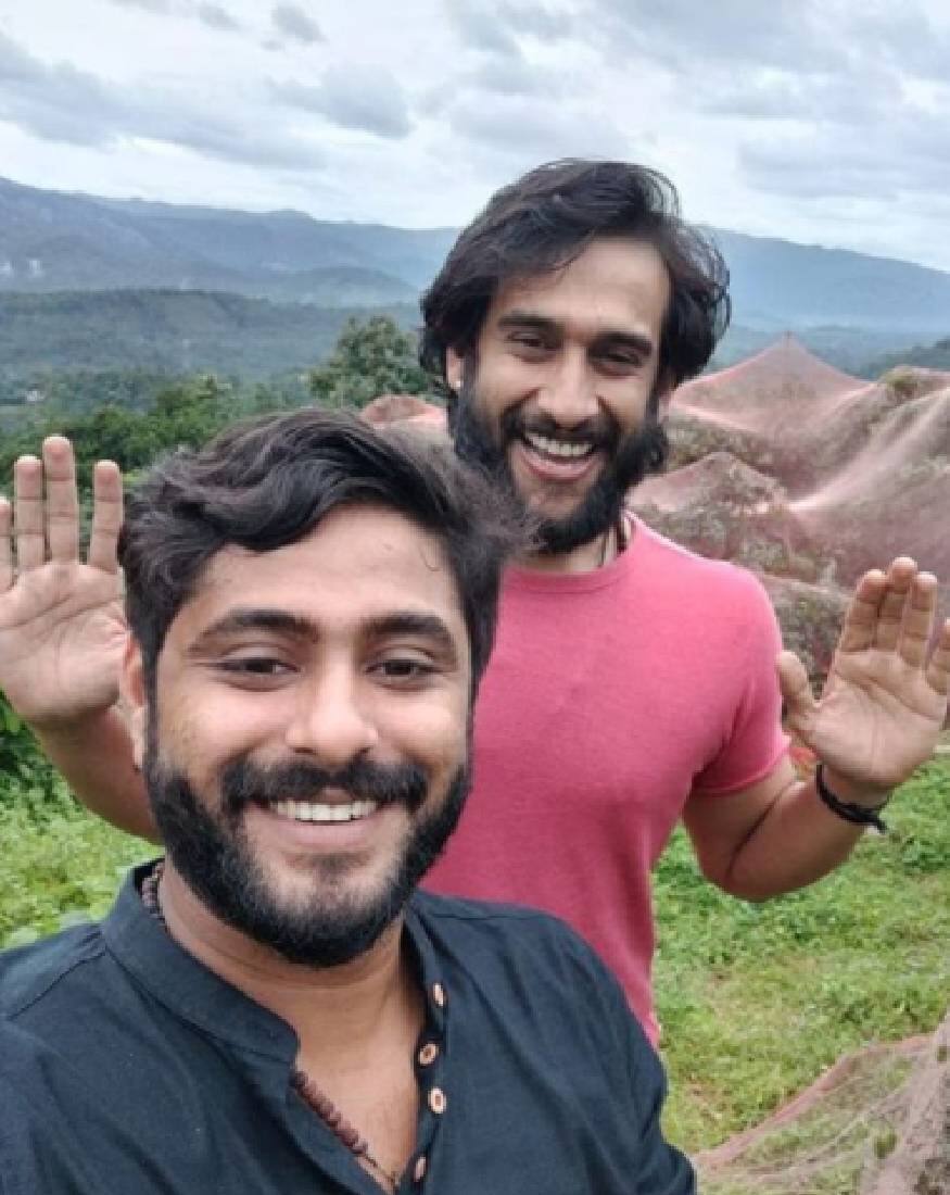 നീളൻ താടിയും മുടിയുമായി നിന്നാൽ ധ്രുവനുമായി രൂപസാദൃശ്യമുള്ള മറ്റൊരു താരമായ ആന്റണി വർഗ്ഗീസുമൊത്ത് നീളൻ താടിയും മുടിയുമായി നിന്നാൽ ധ്രുവനുമായി രൂപസാദൃശ്യമുള്ള മറ്റൊരു താരമായ ആന്റണി വർഗ്ഗീസുമൊത്ത്