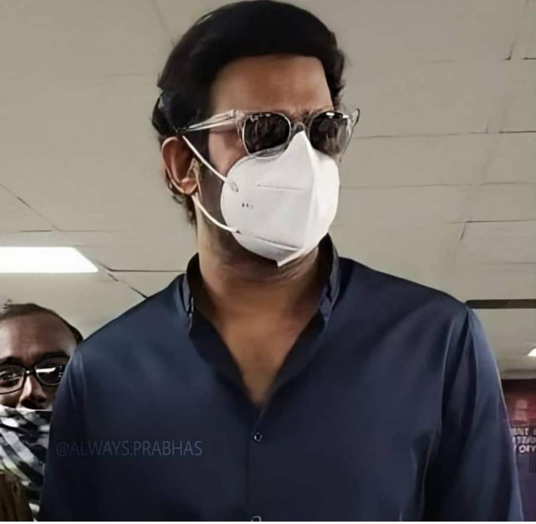 മാസ്കും കൂളിങ് ഗ്ലാസും ധരിച്ചായിരുന്നു ഓഫീസിൽ പ്രഭാസ് എത്തിയത്. താരത്തെ തിരിച്ചറിഞ്ഞതോടെ ഓഫീസിൽ എത്തിയവർ ഫോട്ടോ എടുക്കുന്ന തിരക്കിലായി.(Image:Twitter) മാസ്കും കൂളിങ് ഗ്ലാസും ധരിച്ചായിരുന്നു ഓഫീസിൽ പ്രഭാസ് എത്തിയത്. താരത്തെ തിരിച്ചറിഞ്ഞതോടെ ഓഫീസിൽ എത്തിയവർ ഫോട്ടോ എടുക്കുന്ന തിരക്കിലായി.(Image:Twitter)