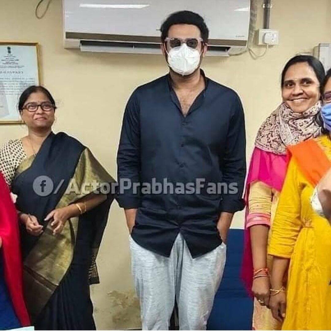 ഇതിന് ശേഷം സെൽഫ് ക്വാറന്റൈനിലായിരുന്നു. കോവിഡ് വ്യാപനത്തെ തുടർന്ന് ഷൂട്ടിങ് പാതിവഴിയിൽ അവസാനിപ്പിച്ചാണ് സംഘം തിരിച്ചു വന്നത്.(Image:Twitter) ഇതിന് ശേഷം സെൽഫ് ക്വാറന്റൈനിലായിരുന്നു. കോവിഡ് വ്യാപനത്തെ തുടർന്ന് ഷൂട്ടിങ് പാതിവഴിയിൽ അവസാനിപ്പിച്ചാണ് സംഘം തിരിച്ചു വന്നത്.(Image:Twitter)
