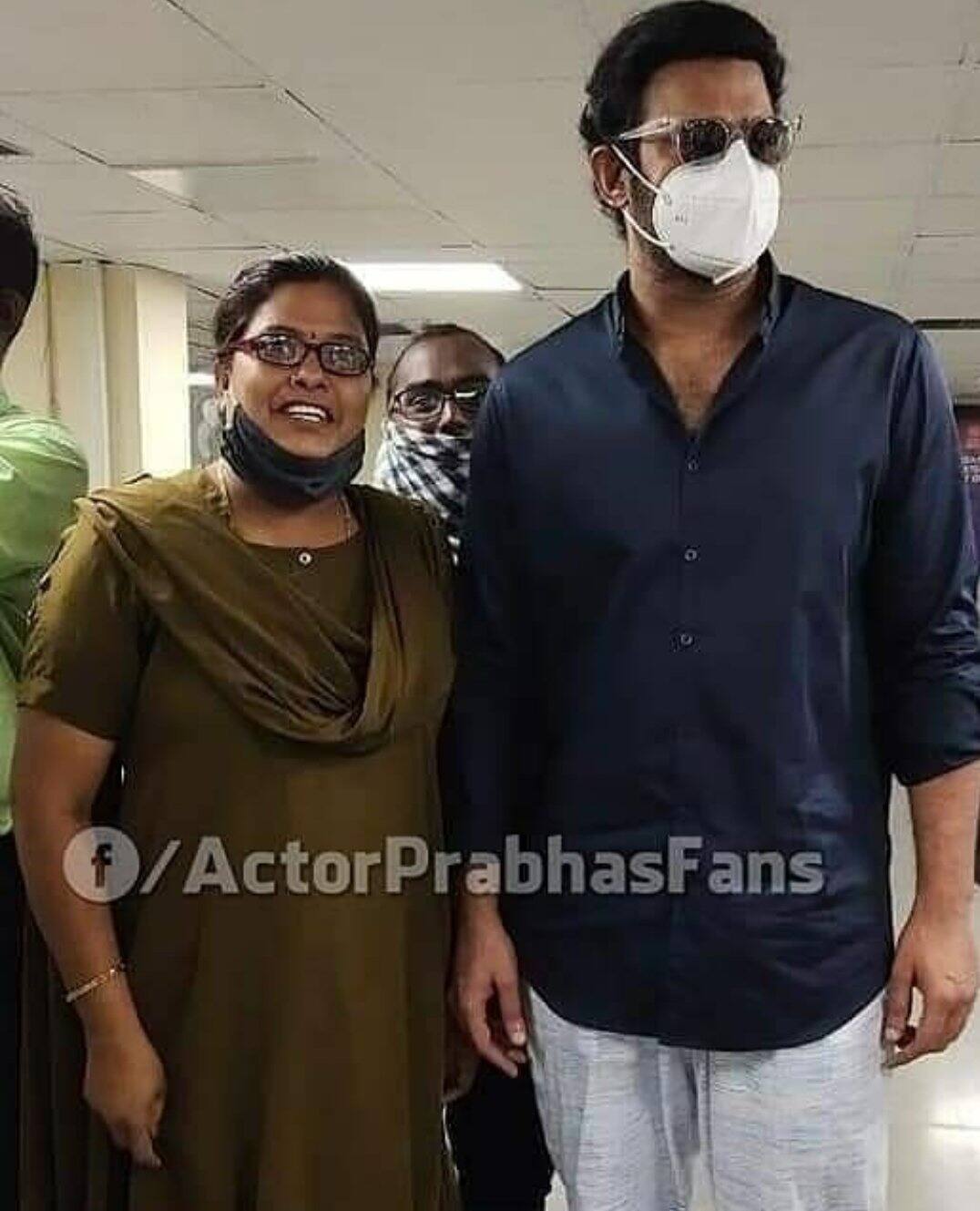 നാല് മാസത്തിന് ശേഷം ആദ്യമായിട്ടാണ് പ്രഭാസ് പൊതുസ്ഥലത്ത് പ്രത്യക്ഷപ്പെടുന്നത്. ഖയ്റാതാബാദ് ആർടിഎ ഓഫീസിലാണ് താരം എത്തിയത്.(Image:Twitter) നാല് മാസത്തിന് ശേഷം ആദ്യമായിട്ടാണ് പ്രഭാസ് പൊതുസ്ഥലത്ത് പ്രത്യക്ഷപ്പെടുന്നത്. ഖയ്റാതാബാദ് ആർടിഎ ഓഫീസിലാണ് താരം എത്തിയത്.(Image:Twitter)