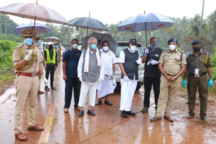  മലപ്പുറം ജില്ലാ കളക്ടര്‍ക്കും കളക്ട്രേറ്റിലെ ഉദ്യോഗസ്ഥർക്ക് കോവിഡ് സ്ഥിരീകരിച്ച സാഹചര്യത്തിലാണ് കരിപ്പൂർ സന്ദർശിച്ച മുഖ്യമന്ത്രിയും മന്ത്രിമാരും നിരീക്ഷണത്തിൽ പോകാൻ തീരുമാനിച്ചത്. 