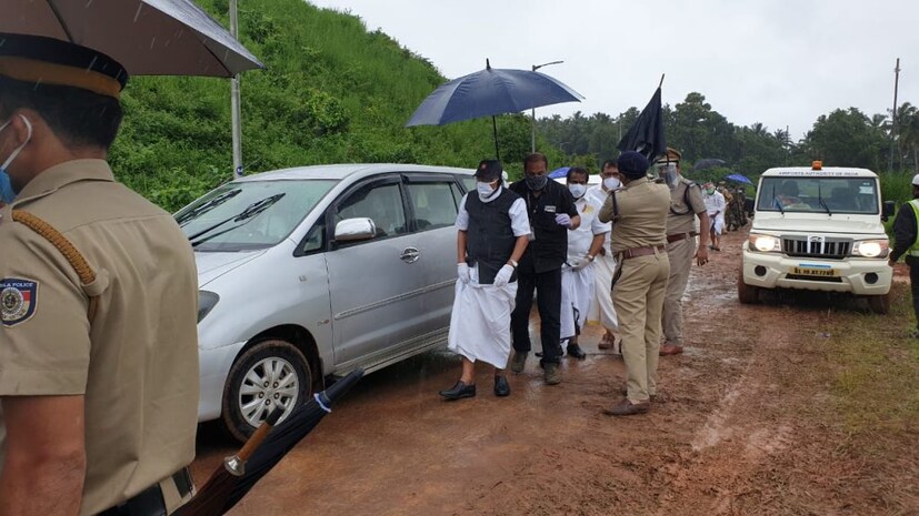  അതേസമയം സംഘത്തിൽ ഒപ്പമുണ്ടായിരുന്ന ഗവര്‍ണര്‍ സ്വയം നിരീക്ഷണത്തില്‍ പോകാൻ തീരുമാനിച്ചിട്ടില്ലെന്ന് രാജ്ഭവന്‍ അറിയിച്ചു. 
