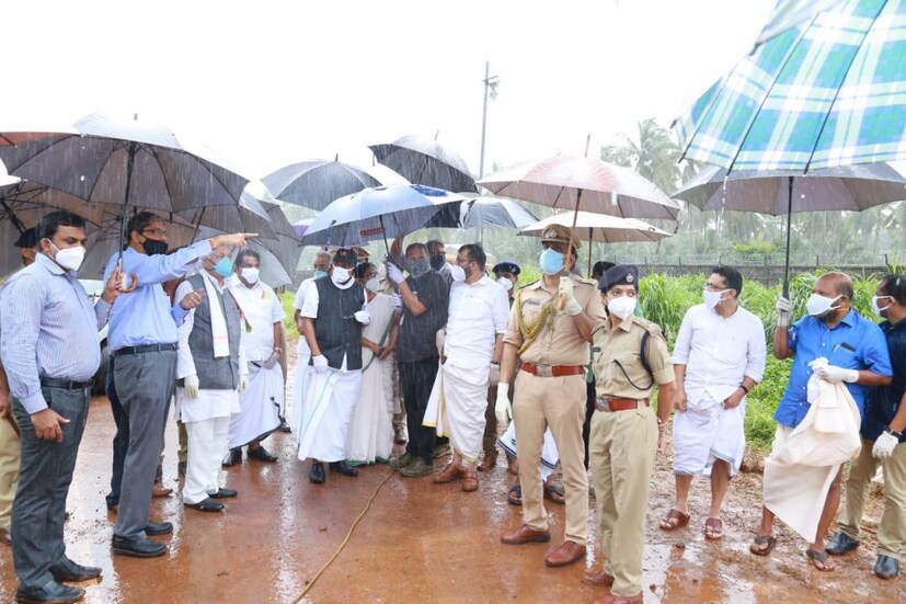  കരിപ്പൂര്‍ വിമാനത്താവള സന്ദര്‍ശന വേളയില്‍ മുഖ്യമന്ത്രിക്കൊപ്പം ജില്ലാ കളക്ടര്‍ എന്‍. ഗോപാലകൃഷ്ണനും പങ്കെടുത്തിരുന്നു. ഇന്ന് നടത്തിയ പരിശോധനയിലാണ് കളക്ടര്‍ക്ക് പുറമെ സബ് കളക്ടര്‍ക്കും കളക്ട്രേറ്റിലെ 21 ഉദ്യോഗസ്ഥര്‍ക്കും കോവിഡ് സ്ഥിരീകരിച്ചത്. 