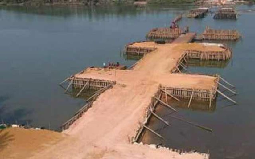 ബീമുകൾ പുഴയിലേയ്ക്ക് പതിച്ചു. നീട്ടൂരിനടുത്ത് ബാലത്താണ് സംഭവം. പെരുമ്പാവൂര്‍ ആസ്ഥാനമായി പ്രവര്‍ത്തിക്കുന്ന ഇകെകെ കണ്‍സ്ട്രക്ഷന്‍സിനാണ് പാലത്തിന്റെ നിര്‍മാണ ചുമതല.