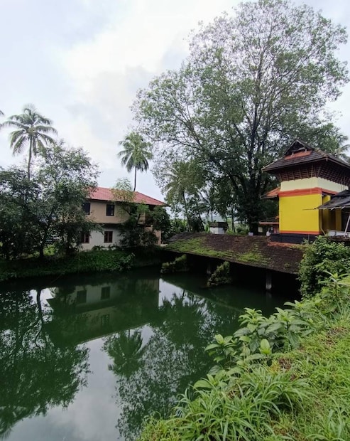  നൂറ്റാണ്ടുകൾക്ക് മുൻപ് ഈ മേഖലയിൽ ബ്രാഹ്മണരില്ലാത്ത ഒരു കാലം വന്നപ്പോൾ ഇരിഞ്ഞാലക്കുടയിൽ നിന്നും ബ്രാഹ്മണ കുടുംബങ്ങളെ സാമൂതിരി ഇവിടേക്ക് ക്ഷണിക്കുകയായിരുന്നുവത്രെ