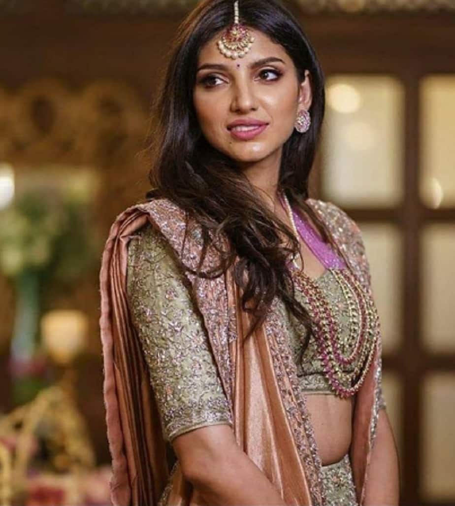 ഇരു കുടുംബങ്ങളിലെയും ഏറ്റവും അടുത്ത ബന്ധുക്കൾ മാത്രമാണ് വിവാഹത്തിൽ പങ്കെടുക്കുന്നത്. ആളുകൾ കുറവാണെങ്കിലും ആഢംബര പൂർണമാണ് വിവാഹം. ഇരു കുടുംബങ്ങളിലെയും ഏറ്റവും അടുത്ത ബന്ധുക്കൾ മാത്രമാണ് വിവാഹത്തിൽ പങ്കെടുക്കുന്നത്. ആളുകൾ കുറവാണെങ്കിലും ആഢംബര പൂർണമാണ് വിവാഹം.