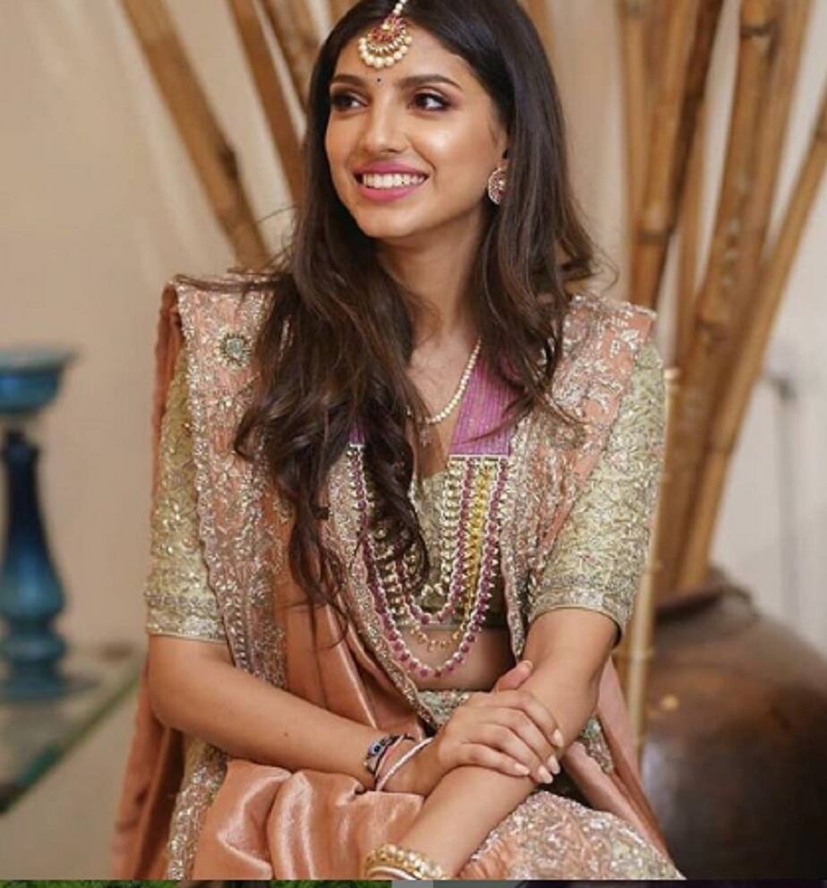 വിവാത്തലേന്ന് മിഹീഖ ധരിച്ച വസ്ത്രങ്ങളെ കുറിച്ചുള്ള ചർച്ചകളാണ് ഇന്റർനെറ്റിൽ നടക്കുന്നത്. ഹൈദരാബാദിലാണ് വിവാഹം. വിവാത്തലേന്ന് മിഹീഖ ധരിച്ച വസ്ത്രങ്ങളെ കുറിച്ചുള്ള ചർച്ചകളാണ് ഇന്റർനെറ്റിൽ നടക്കുന്നത്. ഹൈദരാബാദിലാണ് വിവാഹം.