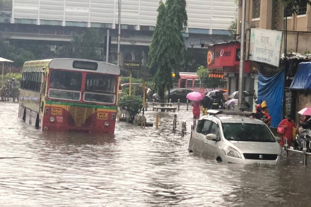 കനത്ത മഴയിൽ വെള്ളത്തിൽ മുങ്ങി മുംബൈ നഗരം. ഇന്നും നാളെയും മഴ കനക്കുമെന്നതിനാൽ കാലാവസ്ഥ വകുപ്പ് റെഡ് അലർട്ട് പ്രഖ്യാപിച്ചിരിക്കുകയാണ്. കനത്ത മഴയിൽ വെള്ളത്തിൽ മുങ്ങി മുംബൈ നഗരം. ഇന്നും നാളെയും മഴ കനക്കുമെന്നതിനാൽ കാലാവസ്ഥ വകുപ്പ് റെഡ് അലർട്ട് പ്രഖ്യാപിച്ചിരിക്കുകയാണ്.