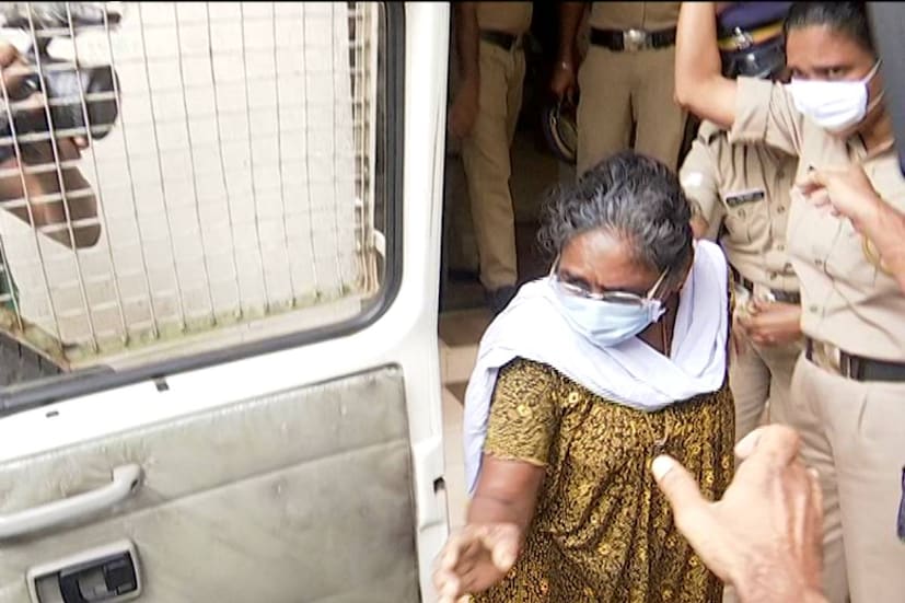  രണ്ടാംപ്രതി മനോജാണ് 75കാരിയെ ക്രൂരമായി മർദ്ദിച്ചതെന്ന് പൊലീസ് അറിയിച്ചു. ഇയാളുടെ അമ്മ ഓമന വയോധികയെ വീട്ടിലേക്ക് കൂട്ടിക്കൊണ്ടു വന്നു. ഒന്നാം പ്രതിക്ക് കൈമാറുകയായിരുന്നു ലക്ഷ്യം.