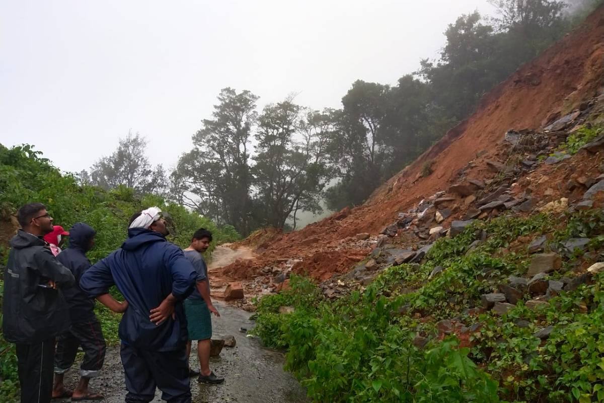 ശക്തമായ മഴയെ തുടർന്ന് ശിരുവാണി മേഖലയിൽ മണ്ണിടിച്ചിൽ. കഴിഞ്ഞ വർഷം ഉരുൾപ്പൊട്ടലുണ്ടായ എസ് കർവിലാണ് മണ്ണിടിച്ചിൽ. ശക്തമായ മഴയെ തുടർന്ന് ശിരുവാണി മേഖലയിൽ മണ്ണിടിച്ചിൽ. കഴിഞ്ഞ വർഷം ഉരുൾപ്പൊട്ടലുണ്ടായ എസ് കർവിലാണ് മണ്ണിടിച്ചിൽ.
