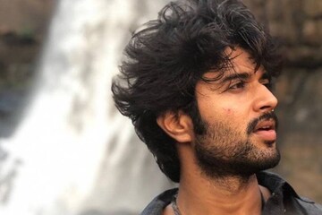 'അവർ ദൈവത്തിന് തുല്യർ'; പ്ലാസ്മ ചികിത്സയ്ക്ക് സന്നദ്ധരായവരെ ആദരിച്ച് വിജയ് ദേവരകൊണ്ട 'അവർ ദൈവത്തിന് തുല്യർ'; പ്ലാസ്മ ചികിത്സയ്ക്ക് സന്നദ്ധരായവരെ ആദരിച്ച് വിജയ് ദേവരകൊണ്ട