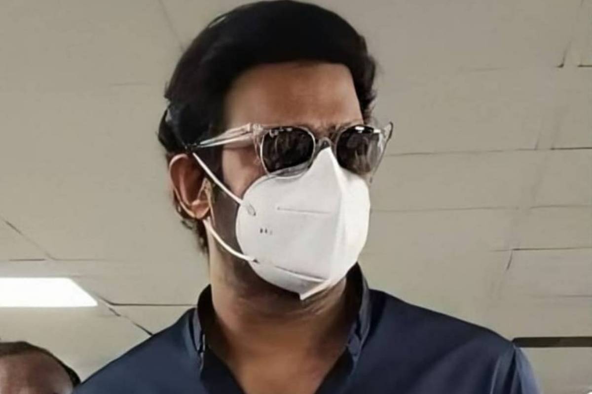 നാല് മാസത്തിന് ശേഷം ആദ്യമായി പൊതു ഇടത്തിൽ പ്രത്യക്ഷപ്പെട്ട് തെലുങ്ക് സൂപ്പർസ്റ്റാർ പ്രഭാസ്. (Image:Twitter) നാല് മാസത്തിന് ശേഷം ആദ്യമായി പൊതു ഇടത്തിൽ പ്രത്യക്ഷപ്പെട്ട് തെലുങ്ക് സൂപ്പർസ്റ്റാർ പ്രഭാസ്. (Image:Twitter)