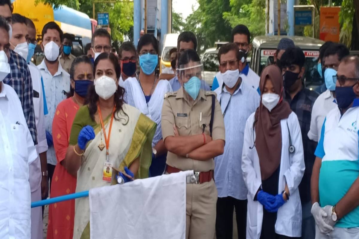 പ്രതിദിനം കോവിഡ് കേസുകൾ റിപ്പോർട്ട് ചെയ്യുന്ന പശ്ചാത്തലത്തിൽ മട്ടാഞ്ചേരി യിൽ നിയന്ത്രണങ്ങൾ കർശനമാക്കി ഇരിക്കുകയാണ്. പ്രതിദിനം കോവിഡ് കേസുകൾ റിപ്പോർട്ട് ചെയ്യുന്ന പശ്ചാത്തലത്തിൽ മട്ടാഞ്ചേരി യിൽ നിയന്ത്രണങ്ങൾ കർശനമാക്കി ഇരിക്കുകയാണ്.
