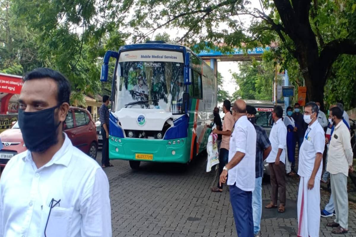 ഈ സാഹചര്യത്തിൽ വീടുകളിൽ കഴിയുന്നവർക്ക് ആവശ്യമായ മരുന്നും ഭക്ഷണ കിറ്റുകളും എത്തിച്ചു നൽകുകയാണ് പീസ് വാലിയും ആസ്റ്റർ മെഡിസിറ്റിയും. ഈ സാഹചര്യത്തിൽ വീടുകളിൽ കഴിയുന്നവർക്ക് ആവശ്യമായ മരുന്നും ഭക്ഷണ കിറ്റുകളും എത്തിച്ചു നൽകുകയാണ് പീസ് വാലിയും ആസ്റ്റർ മെഡിസിറ്റിയും.