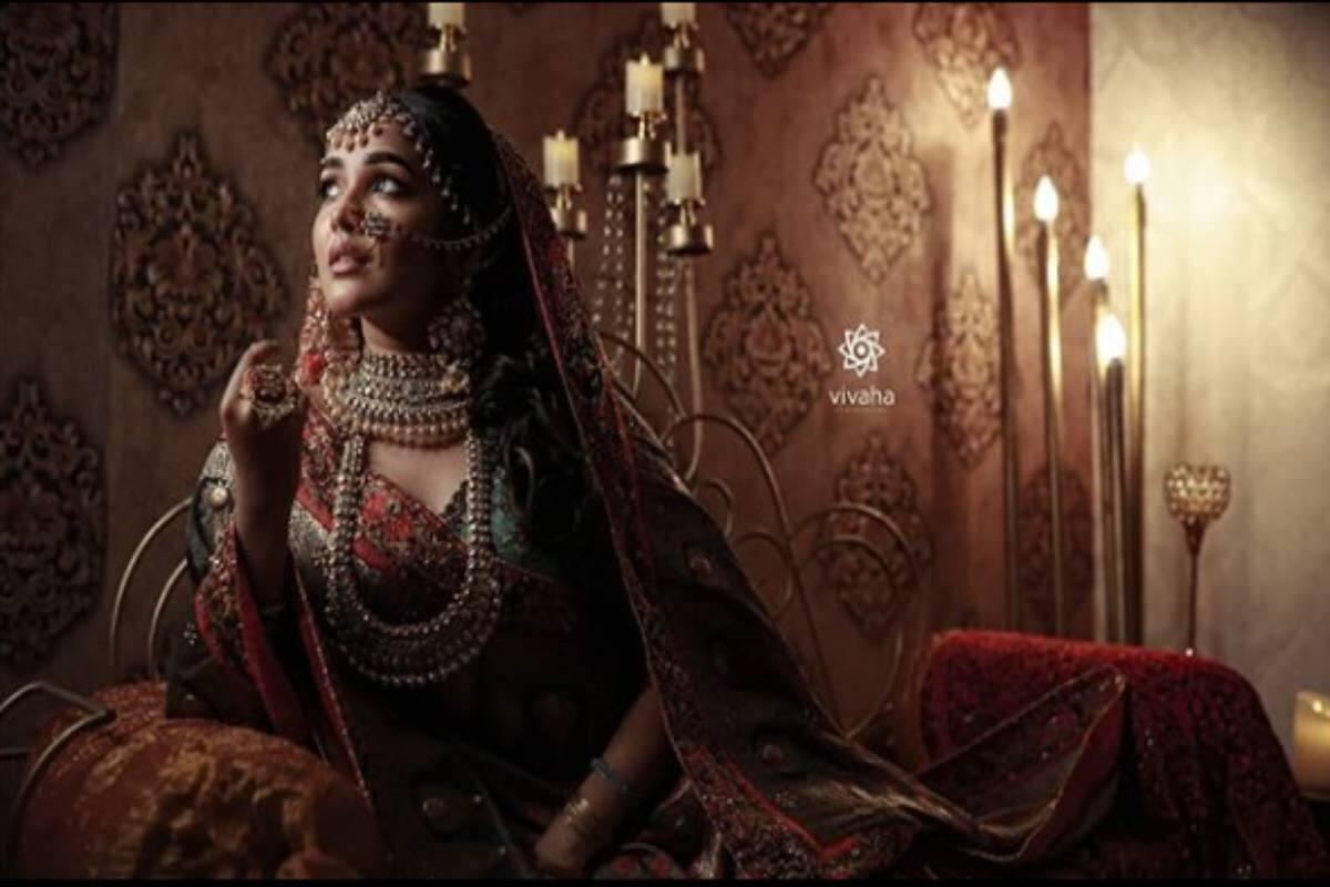 അനിഖയെ ഒരുക്കിയിരിക്കുന്നത് പ്രശസ്ത മേക്കപ്പ് ആര്ട്ടിസ്റ്റായ ഷീനയാണ്.