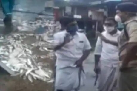 പേരാമ്പ്ര മാര്ക്കറ്റിലെ സംഘർഷം; പൊലീസിനെ ഭീഷണിപ്പെടുത്തി; സി.പി.എം ലോക്കല് സെക്രട്ടറിക്കെതിരെ കേസ് പേരാമ്പ്ര മാര്ക്കറ്റിലെ സംഘർഷം; പൊലീസിനെ ഭീഷണിപ്പെടുത്തി; സി.പി.എം ലോക്കല് സെക്രട്ടറിക്കെതിരെ കേസ്