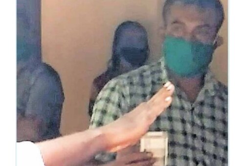 നാട്ടുകാർ പ്രതിഷേധിച്ചതിനെ തുടർന്ന് കാണാതായ ഭക്ഷ്യധാന്യത്തിനുള്ള പണം പഞ്ചായത്ത് വൈസ് പ്രസിഡന്റ് പ്രിനോ ഉതുപ്പാൻ  മടക്കി നൽകുന്നു. 