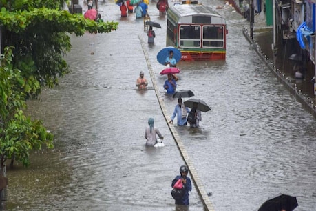 Mumbai Rains| മുംബൈയിൽ ദുരിതം വിതച്ച് കാറ്റും മഴയും; ജനങ്ങള് വീട്ടിൽ നിന്ന് പുറത്തിറങ്ങരുതെന്ന് നിർദേശം Mumbai Rains| മുംബൈയിൽ ദുരിതം വിതച്ച് കാറ്റും മഴയും; ജനങ്ങള് വീട്ടിൽ നിന്ന് പുറത്തിറങ്ങരുതെന്ന് നിർദേശം