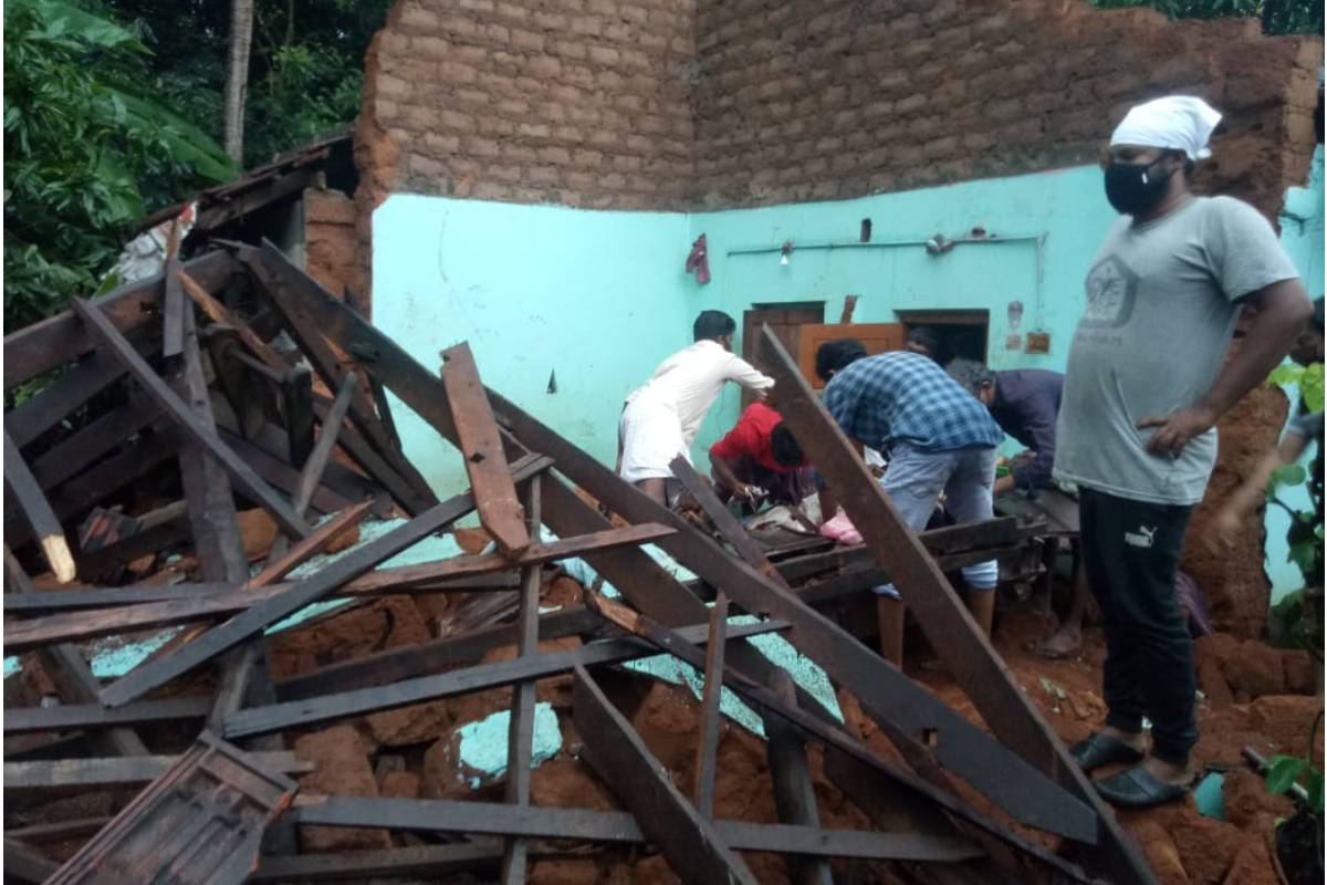  പട്ടാമ്പി ഓങ്ങല്ലൂർ പോക്കുപ്പടിയില്‍ വീട് തകർന്ന് വീണ് ഒരാൾ മരിച്ചു.