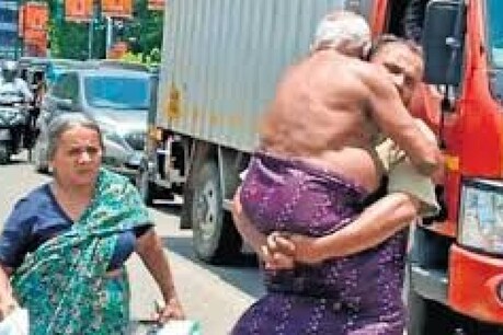മകൻ പിതാവിനെ തോളിലേറ്റി നടന്ന സംഭവം വ്യാജമെന്ന് പൊലീസ്: കേസ് തീർപ്പാക്കി മനുഷ്യാവകാശ കമ്മീഷൻ മകൻ പിതാവിനെ തോളിലേറ്റി നടന്ന സംഭവം വ്യാജമെന്ന് പൊലീസ്: കേസ് തീർപ്പാക്കി മനുഷ്യാവകാശ കമ്മീഷൻ