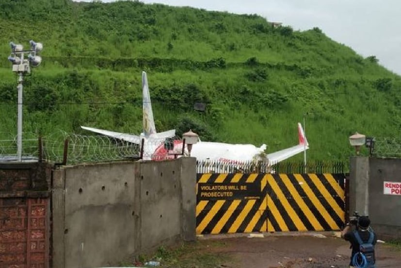 Karipur Air India Express Crash Central Government has announced Rs 10 lakh for the families of those died | കരിപ്പൂര്‍ വിമാനാപകടത്തിൽ മരിച്ചവരുടെ കുടുംബങ്ങള്‍ക്ക് 10 ലക്ഷം രൂപ വീതം ധനസഹായം പ്രഖ്യാപിച്ച് കേന്ദ്ര വ്യോമയാനമന്ത്രി ഹര്‍ദിപ് സിങ് പുരി. സാരമായ പരുക്കേറ്റവര്‍ക്ക് രണ്ടുലക്ഷം, നിസാരപരുക്കുള്ളവര്‍ക്ക് 50000 രൂപ വീതവും നൽകും. വിമാനം പറത്തിയത് ഏറ്റവും പരിചയ സമ്പന്നനായ പൈലറ്റായിരുന്നു. അപകടം സംബന്ധിച്ച അന്വേഷണം ഇന്നലെ മുതൽ തുടങ്ങി. ഈ ഘട്ടത്തിൽ അപകട കാരണങ്ങളെ പറ്റി എന്തെങ്കിലും പറയുന്നത് അപക്വമാകുമെന്നും മന്ത്രി വ്യക്തമാക്കി.