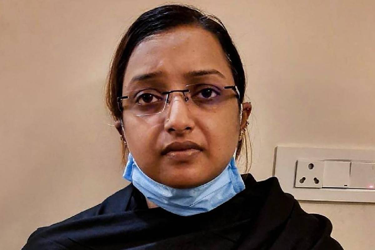  അന്ന് സ്വപ്നയുടെ ശരീരത്തിൽ 5 കിലോഗ്രാം സ്വർണ്ണമുണ്ടെന്നാണ് വാദം. ഈ സ്വർണ്ണാഭരണങ്ങൾ തന്നെയാണ് അന്വേഷണ ഏജൻസികൾ കണ്ടെടുത്തതെന്നും ഇവർ വാദിക്കുന്നു.