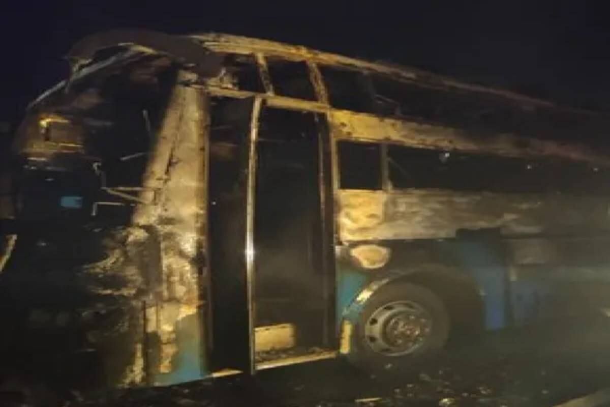 കര്ണാടകയിലെ ചിത്രദുര്ഗ ജില്ലയിലെ ഹിരിയൂര് താലൂക്കിലെ കെ ആര് ഹള്ളിയില് ഇന്ന് പുലര്ച്ചെ നാല് മണിയോടെയാണ് സംഭവം. കര്ണാടകയിലെ ചിത്രദുര്ഗ ജില്ലയിലെ ഹിരിയൂര് താലൂക്കിലെ കെ ആര് ഹള്ളിയില് ഇന്ന് പുലര്ച്ചെ നാല് മണിയോടെയാണ് സംഭവം.