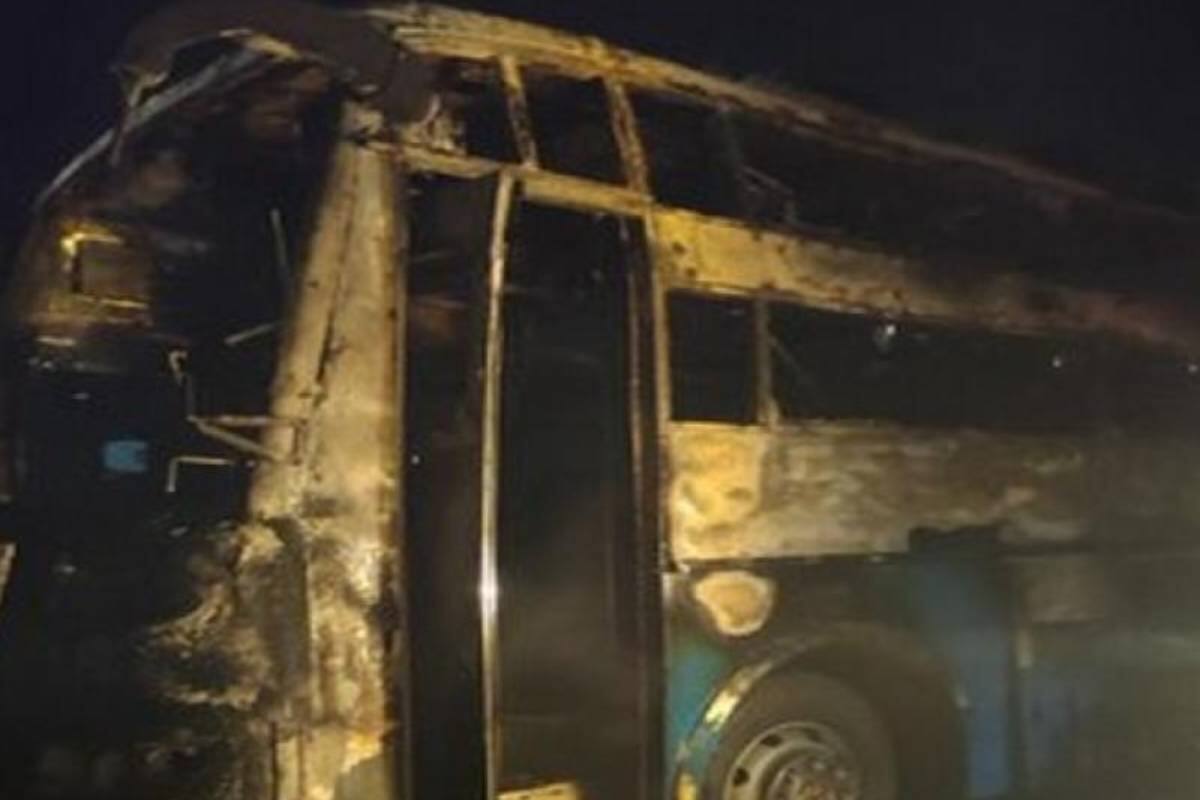 കര്ണാടകയില് ഓടുന്ന ബസിന് തീപ്പിടിച്ച് രണ്ട് കുട്ടികളും ഒരു സ്ത്രീയുമുള്പ്പെടെ അഞ്ച് യാത്രികര് വെന്തുമരിച്ചു. കര്ണാടകയില് ഓടുന്ന ബസിന് തീപ്പിടിച്ച് രണ്ട് കുട്ടികളും ഒരു സ്ത്രീയുമുള്പ്പെടെ അഞ്ച് യാത്രികര് വെന്തുമരിച്ചു.