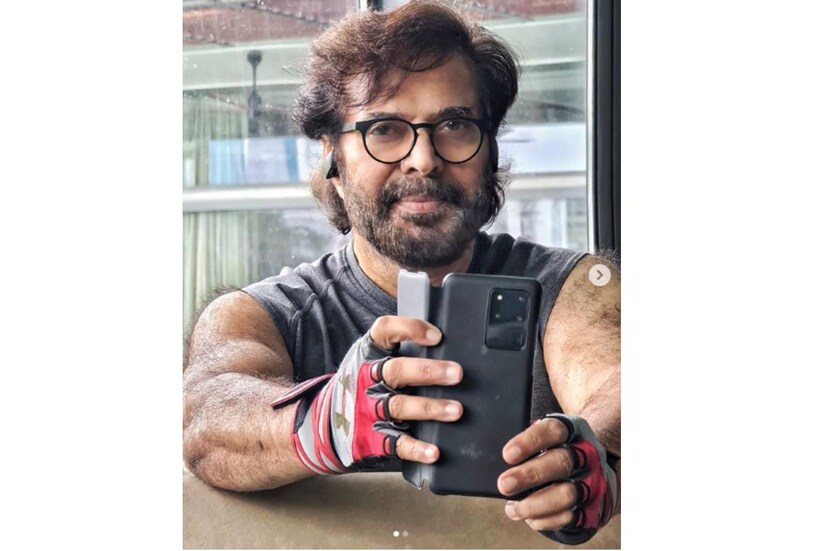  താടി വച്ച്‌ സാള്‍ട്ട് ആന്‍ഡ് പെപ്പര്‍ ലുക്കില്‍ മമ്മൂക്ക എത്തിയപ്പോള്‍ പലരും മറ്റൊരു കാര്യം കൂടി ശ്രദ്ധിച്ചിരുന്നു. മമ്മൂക്കയുടെ കയ്യിലെ ഫോണും നിമിഷ നേരംകൊണ്ട് വൈറലായിരിക്കുകയാണ്.