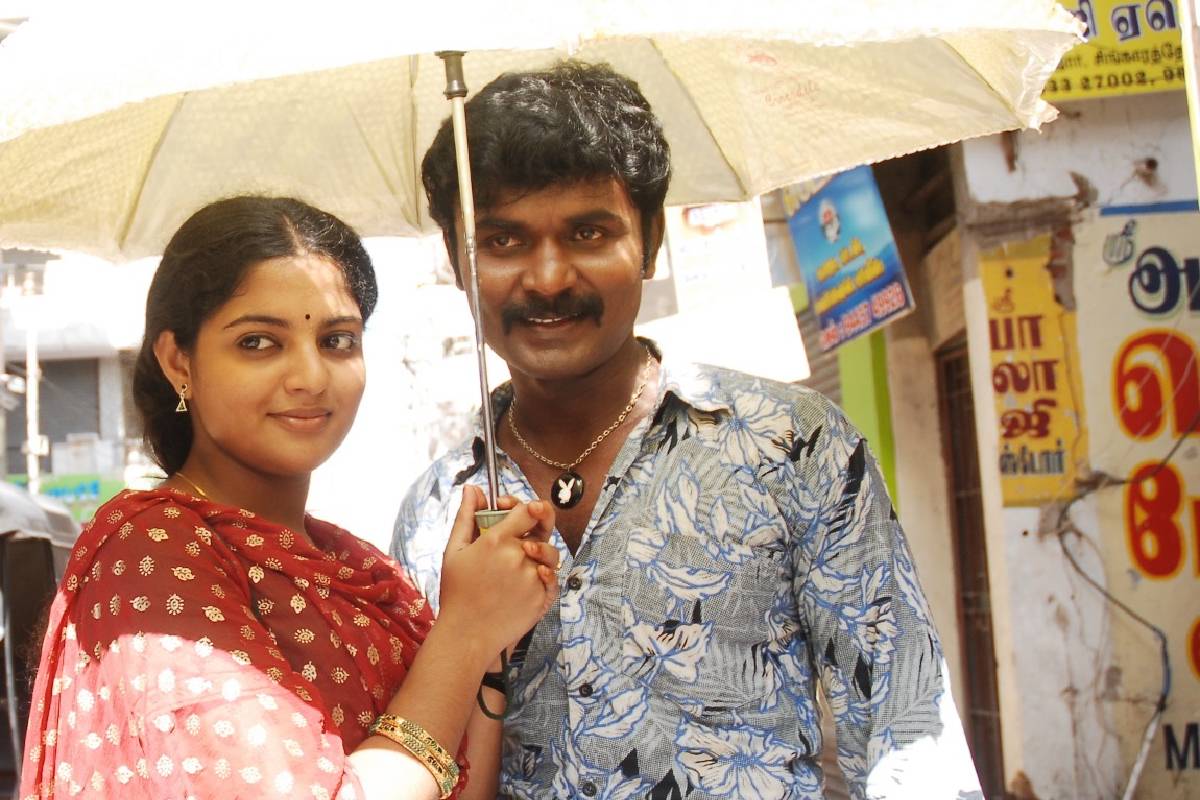നിഖില വിമൽ തമിഴ് ചിത്രത്തിൽ; പ്രണയകഥ പറയുന്ന 'ഒമ്പതു കുഴി സമ്പത്ത്'