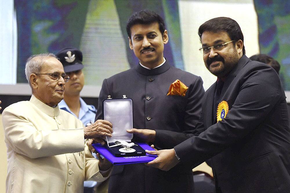 2017-ൽ ദേശീയ ചലച്ചിത്ര പുരസ്കാര ദാന ചടങ്ങിൽ നടൻ മോഹൻലാൽ പ്രത്യേക പരാമർശത്തിനുള്ള പുരസ്കാരം അന്നത്തെ രാഷ്ട്രപതി പ്രണബ് മുഖർജിയിൽ നിന്നും സ്വീകരിക്കുന്നു.