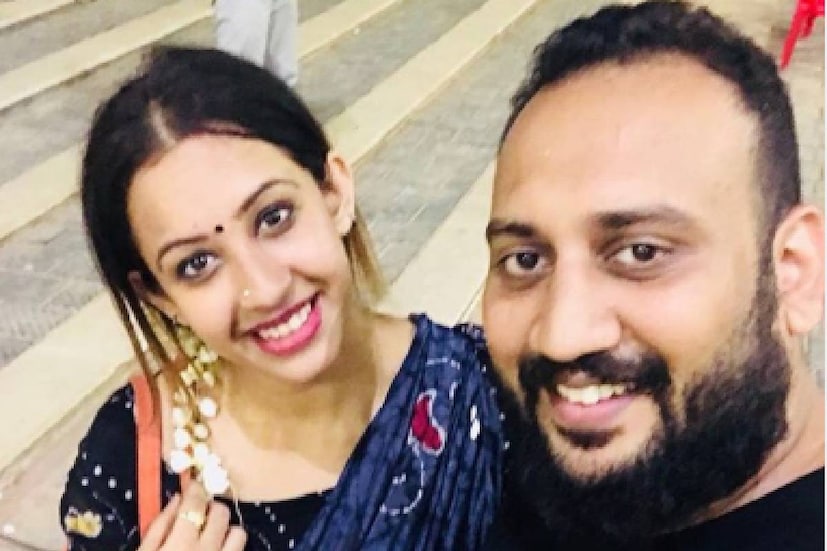  ഭർത്താവ് അർജുൻ സോമശേഖരൻ കൗമാരക്കാലത്ത് വരച്ച നർത്തകിയുടെ ചിത്രവുമായി സൗഭാഗ്യ വെങ്കിടേഷ് ഇൻസ്റ്റഗ്രാമിൽ. സൗഭാഗ്യയുമായി സാദൃശ്യമുണ്ടല്ലോ എന്ന് ഒരു ആരാധിക കമന്റുമായി വരികയും ചെയ്തു