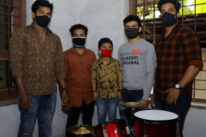  സമ്മാനം അഭിഷേകിന്റെ അരികിലെത്തിച്ചത് ഉണ്ണി മുകുന്ദന്റെ കൊച്ചി, തൃശുർ, മലപ്പുറം ജില്ലകളിലെ ഫാൻസ് അസോസിയേഷൻ ഭാരവാഹികളാണ്
