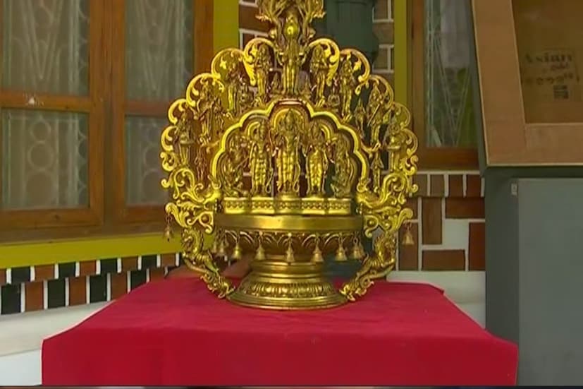  ശിൽപകലയിലെ അത്ഭുതങ്ങളിൽ ഒന്നാണ് രാമായണവിളക്ക്. ശ്രീരാമപട്ടാഭിഷേകം പ്രമേയമാക്കി 35 രൂപങ്ങളാണ് ഒറ്റവിളക്കിൽ പയ്യന്നൂർ കുഞ്ഞിമംഗലം നാരായണൻ വാർത്തെടുത്തത്.