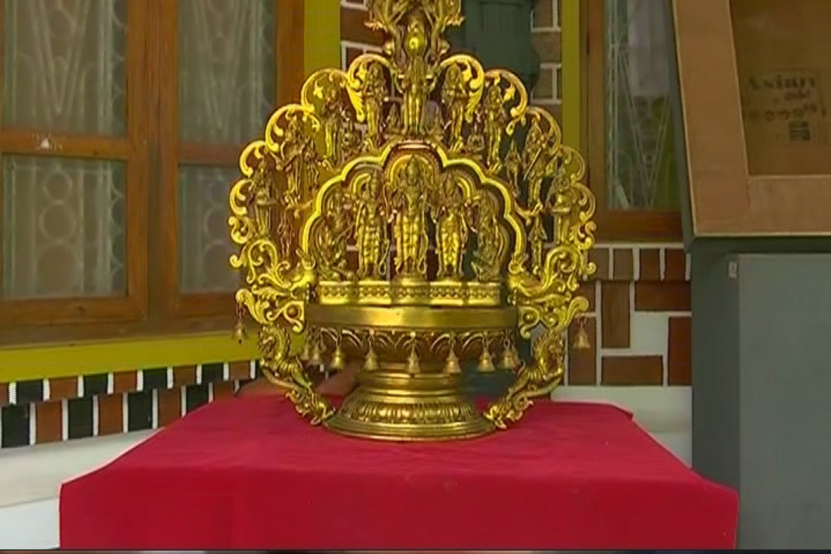 ശ്രീരാമപട്ടാഭിഷേകം പ്രമേയമാക്കി 35 രൂപങ്ങള്‍ ഒറ്റവിളക്കിൽ; അദ്ഭുതമായി രാമായണ വിളക്ക്