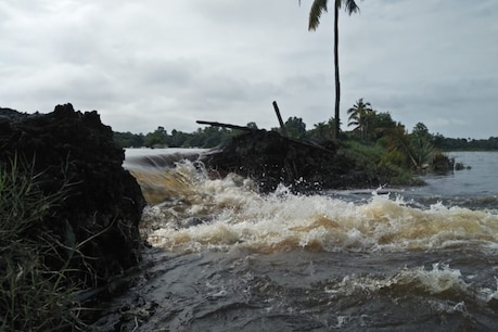 Kerala Rain| കോട്ടയത്ത് മഴയിൽ കാർ ഒഴുകിപ്പോയി; ഏഴ് പ്രധാന റോഡുകളിൽ ഗതാഗത തടസം ; പകരം പോകാവുന്ന റൂട്ടുകൾ Kerala Rain| കോട്ടയത്ത് മഴയിൽ കാർ ഒഴുകിപ്പോയി; ഏഴ് പ്രധാന റോഡുകളിൽ ഗതാഗത തടസം ; പകരം പോകാവുന്ന റൂട്ടുകൾ