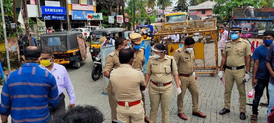  ഇതോടെ ജോലിക്ക് പോയ പലരും തിരിച്ചു വീട്ടിലേക്ക് വരാനുള്ള ശ്രമത്തിലായി ആയി. മേഖലയിൽ അവശ്യ സർവ്വീസുകൾ മാത്രമേ അനുവദിക്കുകയുള്ളു എന്ന് ഡിസിപി ജി പൂങ്കുഴലി പറഞ്ഞു.
