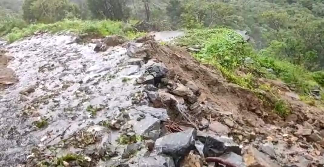 മഴയ്ക്ക് പുറമെ ശക്തമായ കാറ്റും മേഖലയിൽ പ്രതിസന്ധി സൃഷ്ടിയ്ക്കുക്കുന്നുണ്ട്. ഊരിലെ പലവീടുകളിലെയും ഓട് കാറ്റിൽ പറന്നുപോയി. മഴയ്ക്ക് പുറമെ ശക്തമായ കാറ്റും മേഖലയിൽ പ്രതിസന്ധി സൃഷ്ടിയ്ക്കുക്കുന്നുണ്ട്. ഊരിലെ പലവീടുകളിലെയും ഓട് കാറ്റിൽ പറന്നുപോയി.